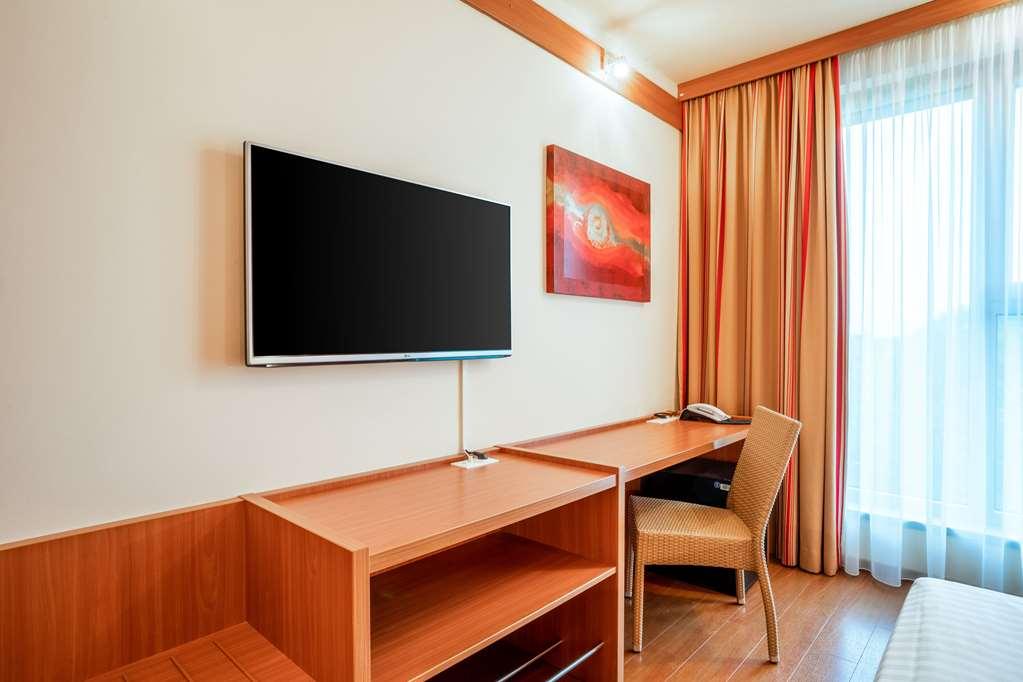 Plaza Premium 4*