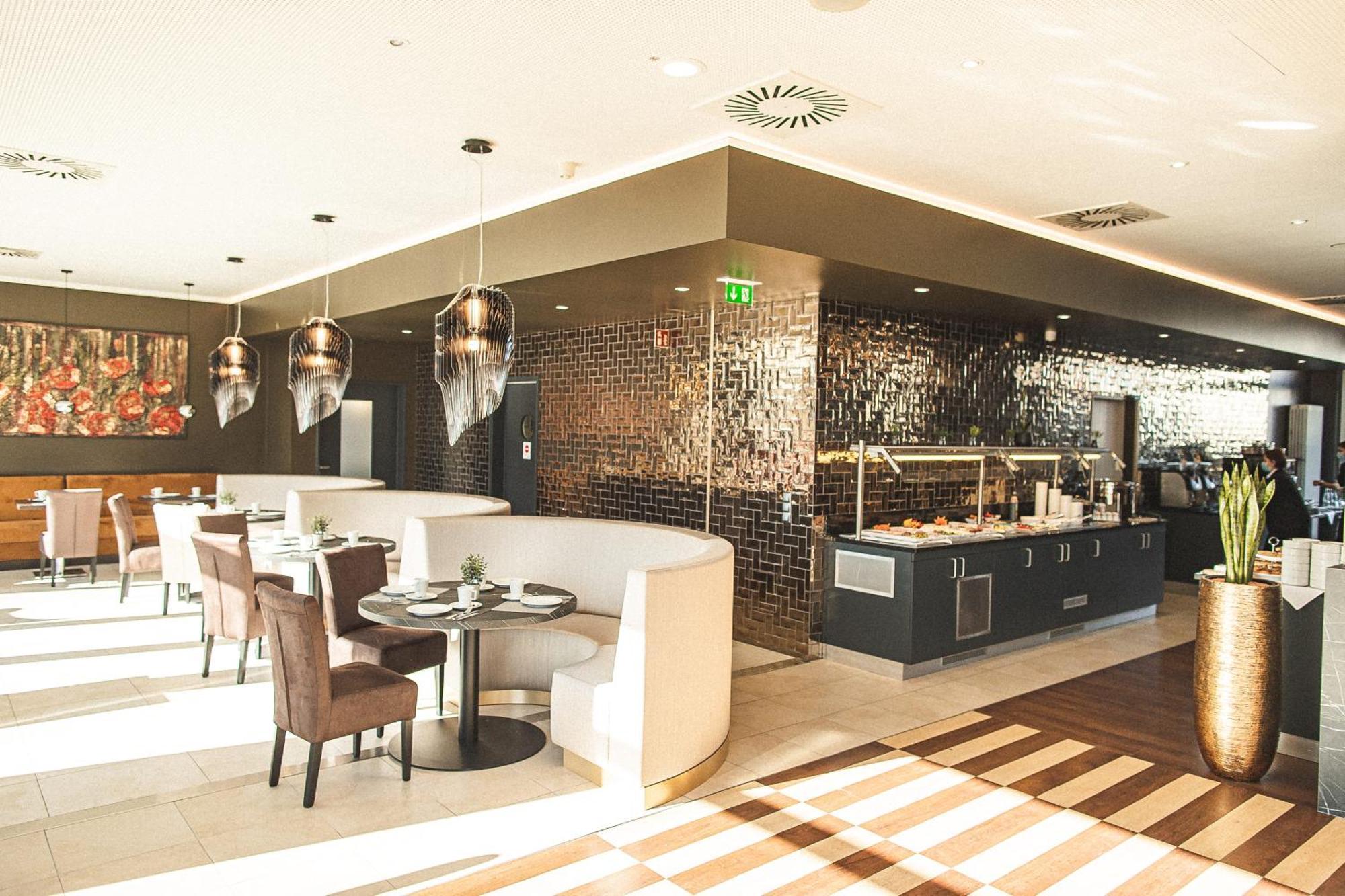 Plaza Premium 4*